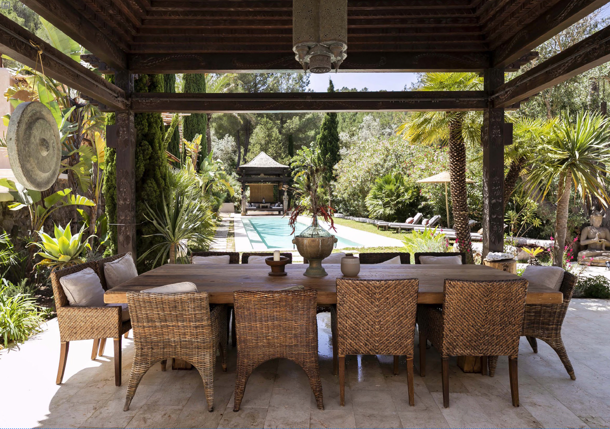 Outdoor dining room space